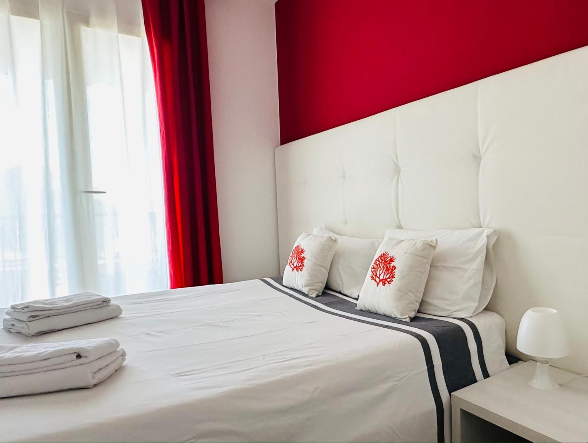 Riviera Ionica Aparthotel ซานตาเทเรซา ดี รีวา ภายนอก รูปภาพ